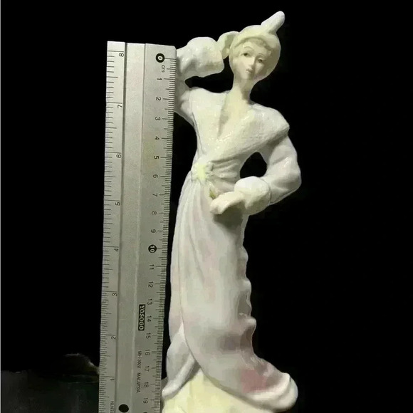 Pretty porcelain lady statuette - Picture 8 of 8